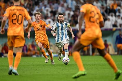 Messi controla el balón perseguido por Frenkie De Jong.