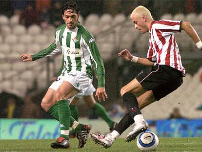 El bético Arzu (izquierda) y Fran Yeste, del Athletic, disputan el balón.