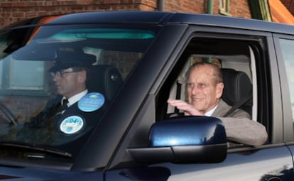 El príncipe Felipe de Edimburgo, a la salida del hospital de Papworth, en Cambridgeshire, la mañana del 27 de diciembre.