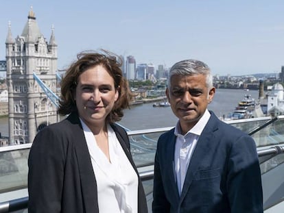 Ada Colau y Sadiq Khan ayer en Londres.