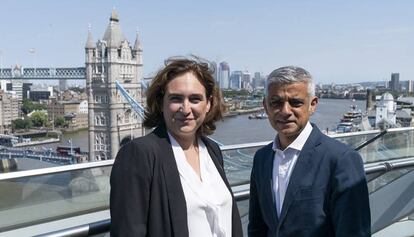 Ada Colau y Sadiq Khan ayer en Londres.