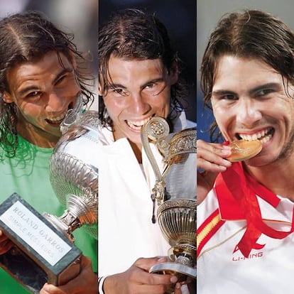 El tenista muerde los tres trofeos que le coronan como rey del tenis mundial.