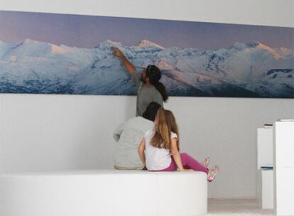 Un aspecto de la exposición <i>Sulayr: Cinco siglos en la imagen de Sierra Nevada, </i>en Granada.