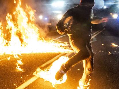 Las llamas de un cóctel molotov alcanzan a un manifestante en Portland.