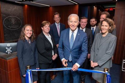 El presidente Joe Biden, al cortar la cinta inaugural de la renovada sala de crisis de la Casa Blanca.
