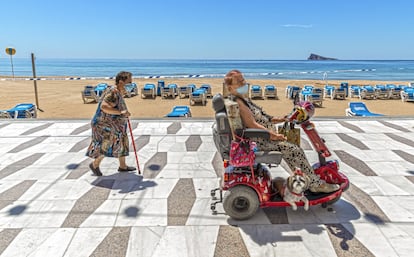 Dos vecinas, en el paseo marítimo de Benidorm durante el confinamiento.