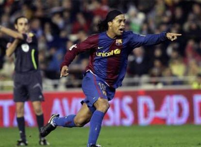 Ronaldinho corre a la portería del Valencia para recoger el balón tras su gol con el fin de ganar tiempo