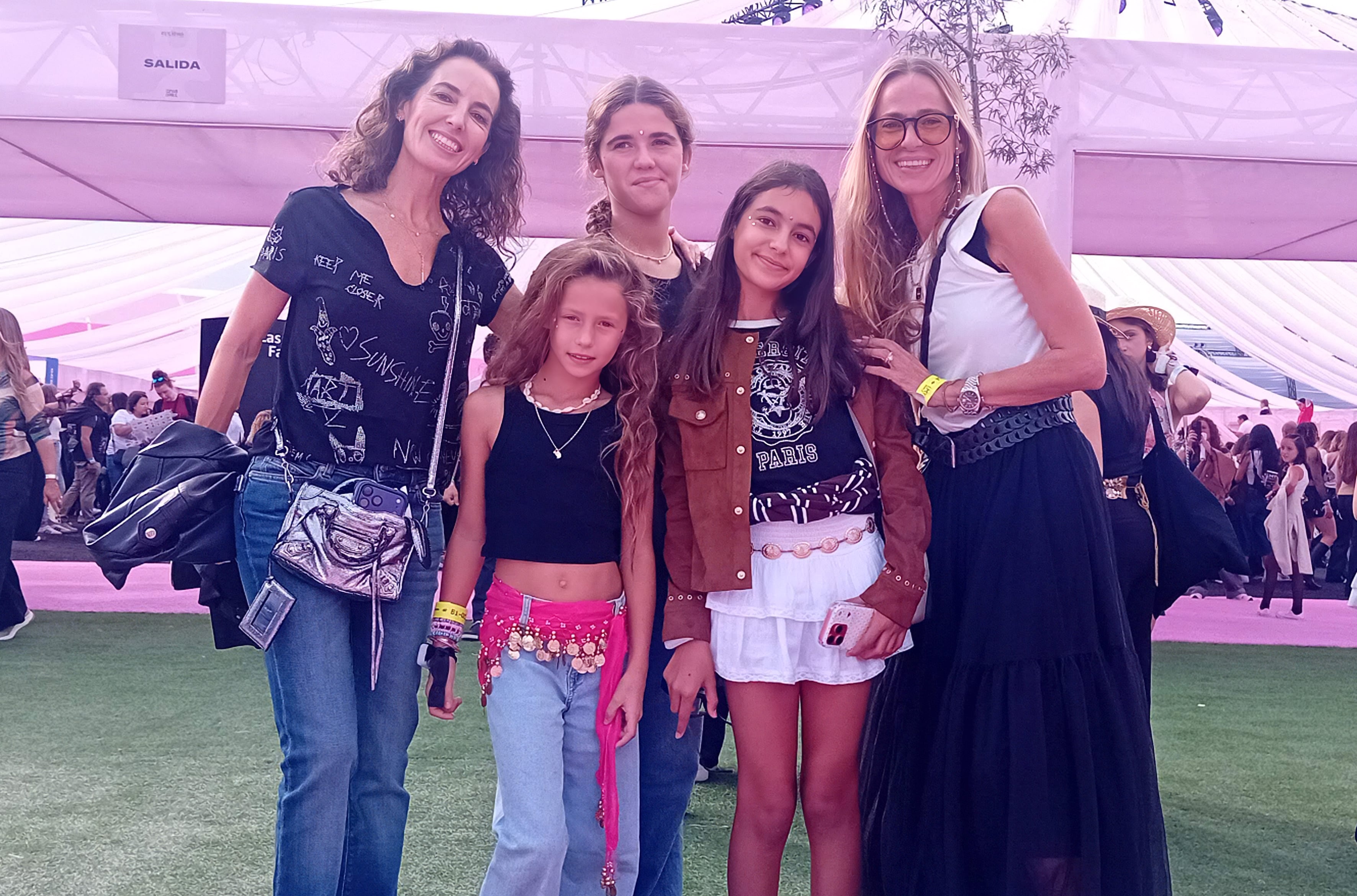 Las amigas Victoria y Manuela, de 13 años, con sus madres, Mercedes y Sandra y la pequeña Julietta.