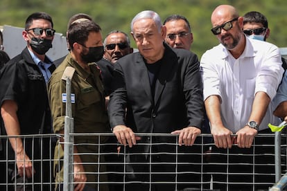 El primer ministro israelí, Benjamín Netanyahu, este viernes en la zona de la catástrofe, en el monte Merón.