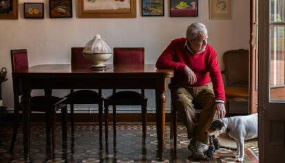 Juan Mars&eacute; con su perro en el sal&oacute;n de su casa de Barcelona.