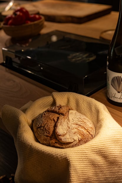 La barra de la Taberna de Pepe Solla, con el pan da Moa y el plato de vinilos.