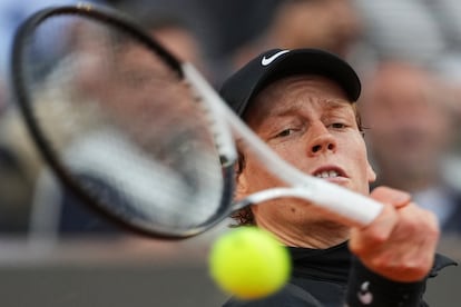 Sinner golpea la pelota.