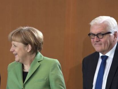 La canciller alemana, Angela Merkel (centro), conversa con la ministra de Trabajo y Asuntos Sociales, Andrea Nahles (izda), el ministro alem&aacute;n de Exteriores, Frank-Walter Steinmeier (dcha), y el ministro de Cooperaci&oacute;n Econ&oacute;mica y Desarrollo, Gerd M&uuml;ller (2&ordm;izda), a su llegada al Consejo de Ministros en la Canciller&iacute;a en Berl&iacute;n (Alemania) hoy, mi&eacute;rcoles 28 de enero de 2015. 