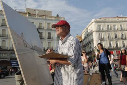 El pintor Antonio López trabaja en la Puerta del Sol.