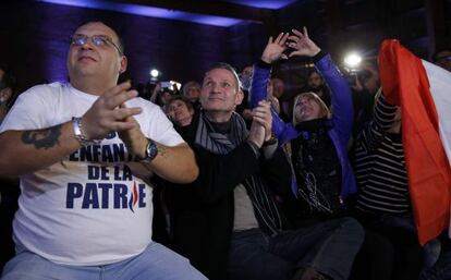 Simpatizantes del Frente Nacional reunidos en Henin-Beaumont (norte de Francia), durante el anuncio de los buenos resultados de su partido en las elecciones regionales.