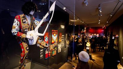 Vista de uma guitarra e um traje usado por Prince durante a vista prévia da exposição 'Play It Loud: Instruments of Rock & Roll' no Museu Metropolitano em Nova York.