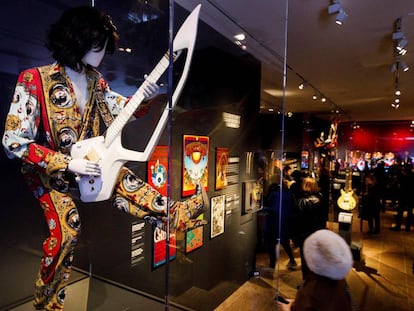 Vista de uma guitarra e um traje usado por Prince durante a vista prévia da exposição 'Play It Loud: Instruments of Rock & Roll' no Museu Metropolitano em Nova York.