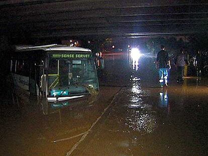 El autocar de la empresa Sagalés, el domingo, en medio del agua bajo la autopista AP-7.