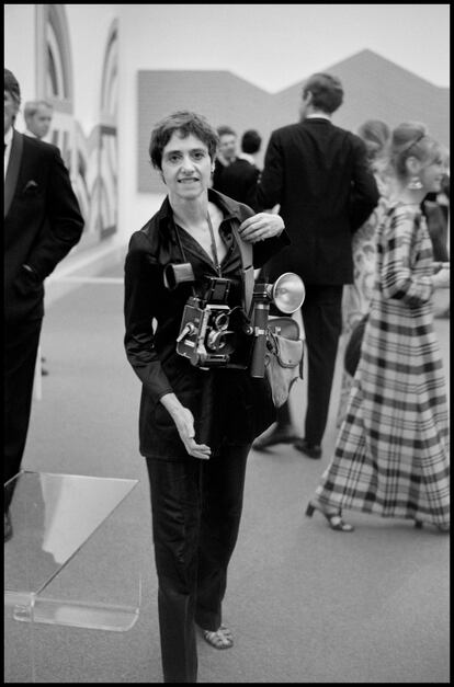 Diane Arbus, retratada por Elliott Erwitt en el Metropolitan Museum de Nueva York en 1969, dos años antes de su suicidio.