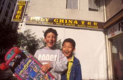 Dos chicos en las cercanías de la plaza de Choisy, en París.