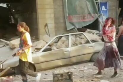 Una mujer afectada por la explosión explica que parte de su casa se ha derrumbado tras la deflagración y que a su primo se lo han llevado al hospital en estado grave. En la imagen, varias personas salen a la calle en Beirut tras la explosión.