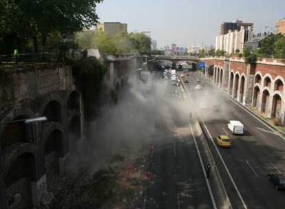 Desprendimiento de ladrillos del muro sobre la autovía A-2, en el sentido de salida de Madrid.