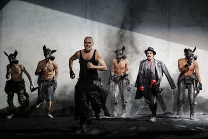 Los actores Roberto Enr&iacute;quez y V&iacute;ctor Clavijo en una escena de &#039;Fausto&#039;.