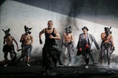 Los actores Roberto Enríquez y Víctor Clavijo en una escena de 'Fausto'.