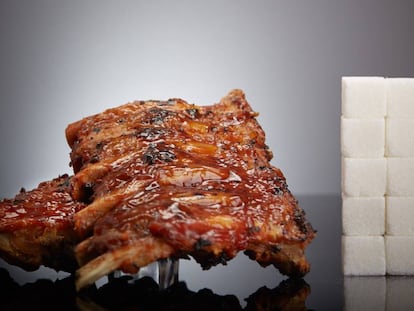 Imagen de unas costillas barbacoa y del azúcar que contienen, en terrones.