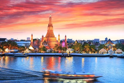 Vista del icónico Wat Arun (templo del amanecer), en Bangkok (Tailandia).