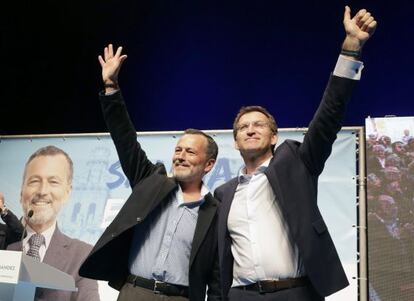 El alcalde de Santiago, Agustín Hernández, acompañado por el presidente gallego, Alberto Núñez Feijóo, presenta su candidatura.