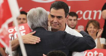 Pedro S&aacute;nchez y Felipe Gonz&aacute;lez se abrazan en un acto del PSOE en Villaverde.