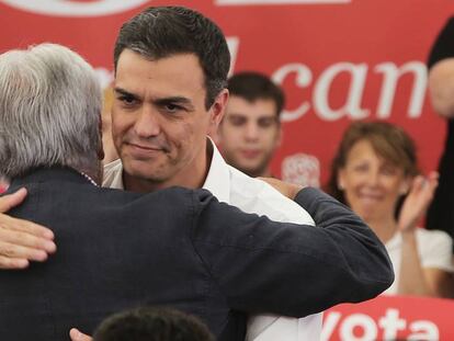 Pedro S&aacute;nchez y Felipe Gonz&aacute;lez se abrazan en un acto del PSOE en Villaverde.