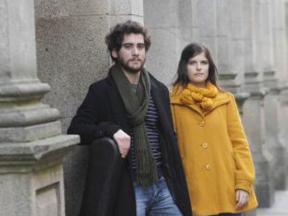 Los integrantes de Escuchando Elefantes, Carlos Tajes y Silvia Rábade, en las calles de Santiago.