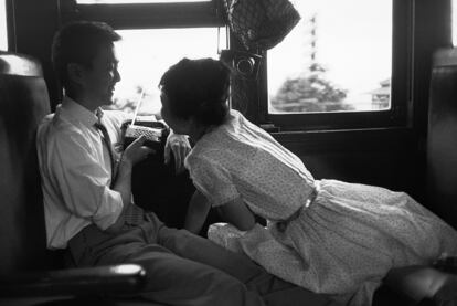 Imagen tomada en el tren que va de Tokio a Kamakura, en 1961.