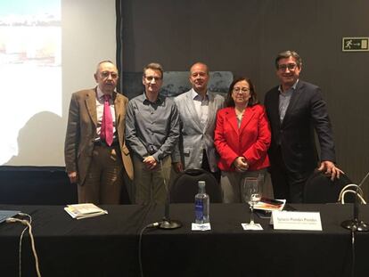 Miembros del Colegio Nacional de Letrados Judiciales durante su reunión de Córdoba. Su presidente, Rafael Lara, segundo por la izquierda.