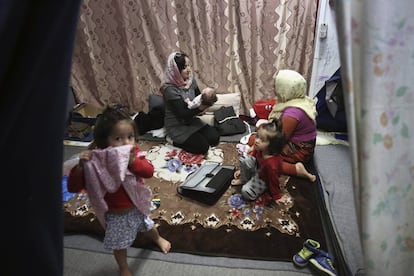 Una mujer y sus hijos en el campamento de refugiados del antiguo estadio de hockey Olympic Complex, en Atenas, el 21 de marzo.