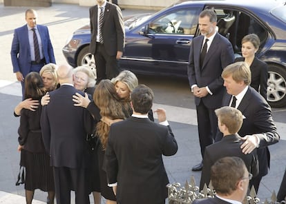 Los reyes de Guillermo y Máxima de Holanda acompañados de la princesa Beatriz, en presencia de los monarcas españoles, saludan a Miriam Ungría, viuda de Kardam de Bulgaria, y sus hijos.