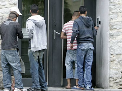 Jóvenes en el centro de acogida de menores inmigrantes no acompañados Zabaltzen, situado en un edificio de la Cruz Roja de Vitoria (Álava). 