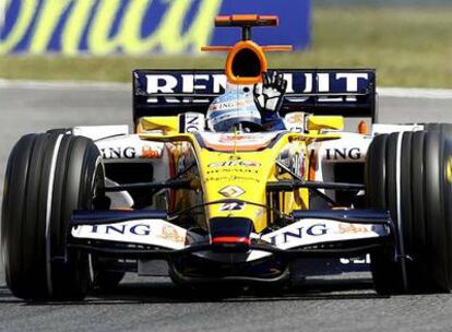 Fernando Alonso saluda desde su coche al término de la sesión.