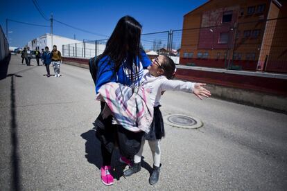 Abigail es la hermana mayor de Patricia. Su instituto está al lado del colegio. A ella le gustaba mucho la clase cuando era pequeña. El instituto le cuesta más trabajo. Pero no lo piensa dejar. "Quiero ser peluquera y estilista", cuenta.