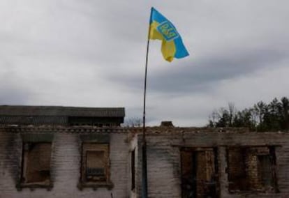 Bandera ucrania en una casa destruida, en Moschun, a las afueras de Kiev, el día 19 de mayo.