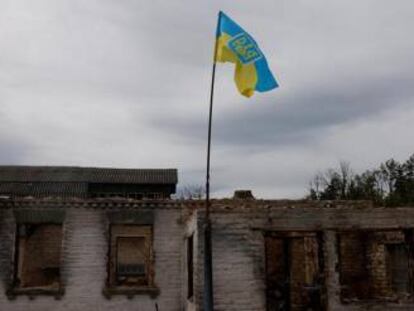 Bandera ucrania en una casa destruida, en Moschun, a las afueras de Kiev, el día 19 de mayo.