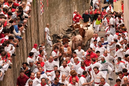 Los corredores son perseguidos por los toros de la ganadería  de José Escolar en la cuesta de Santo Domingo, este sábado. 