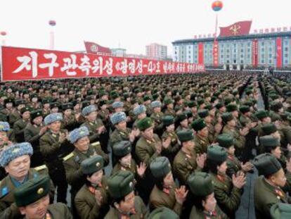 Soldados norcoreanos celebran el lanzamiento de un cohete.