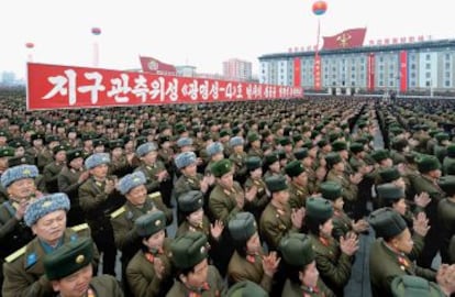 Soldados norcoreanos celebran el lanzamiento de un cohete.