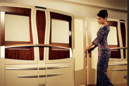 Lo más de lo más en el aire son las suites. Cabinas de lujo que recuerdan a compartimentos de tren, tipo Orient Express, con puertas para no ver, ni oír, ni oler a los demás. En Singapore Airlines un Londres-Hong Kong en suite cuesta 9.810 euros; en turista, 830 euros.