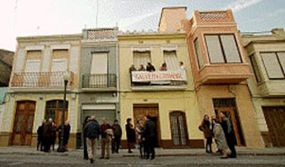 Vecinos de El Cabanyal, reunidos ayer, comentaban las posibilidades que abre para el barrio la decisión del TSJ.