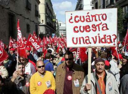 Delegados sindicales se manifiestan por la calle del Arenal.