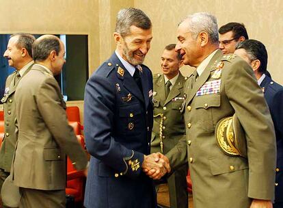 El jefe de la cúpula militar, Julio Rodríguez (izquierda), saluda al jefe del Ejército, Fulgencio Coll.